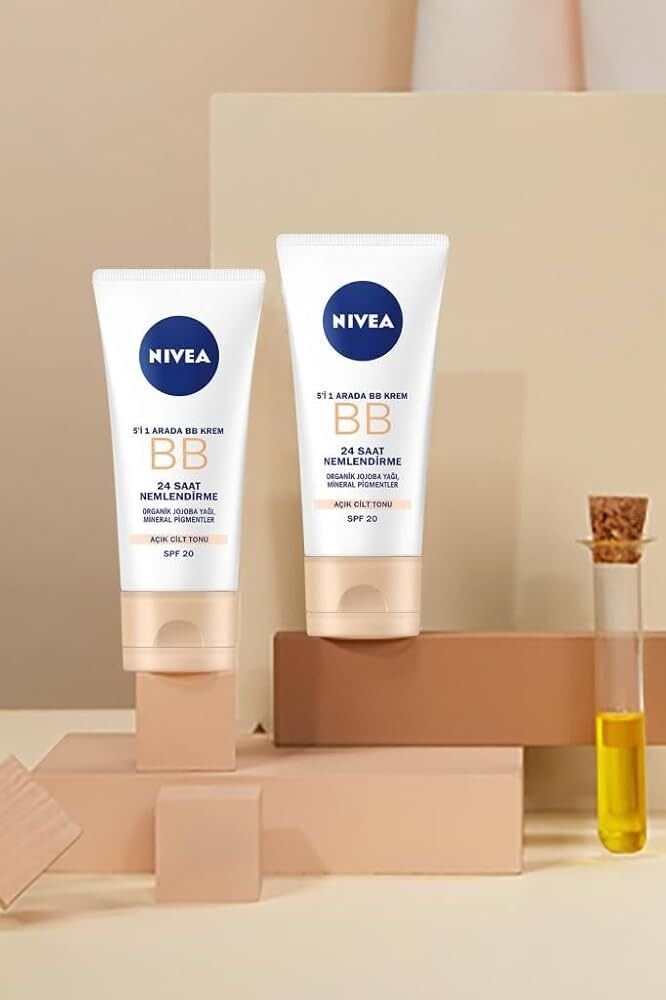 NIVEA Essentials 5'i 1 Arada BB Krem, 24 Saat Nemlendirme+Doğal Jojoba Yağı Özü +Açık Cilt Tonu 50 ml, SPF 15 Güneş Koruması