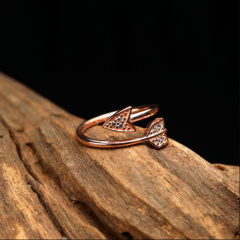 Gümüş Zirkon taşlı ok model rose gold kaplamalı trend bayan yüzük takı