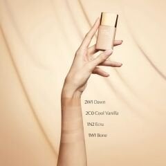 Double Wear Sheer Işıltı Ve Nem Etkili Hafif Dokulu Fondöten SPF 20